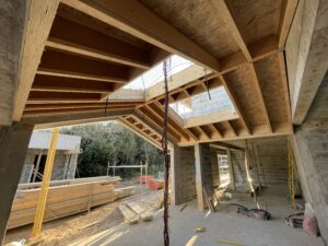 Conception et installation d'une charpente en bois avec fenêtre de toit type Velux