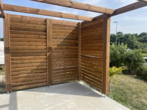 Pergolas à La Roche-sur-Yon avec façade en persiennes