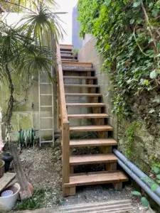 Escalier extérieur en bois