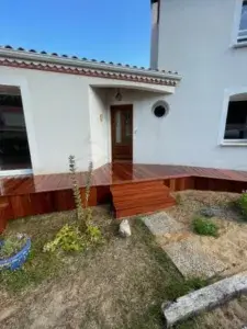 Terrasse en bois cumaru : esthétique, robuste et parfaite pour embellir vos extérieurs.
